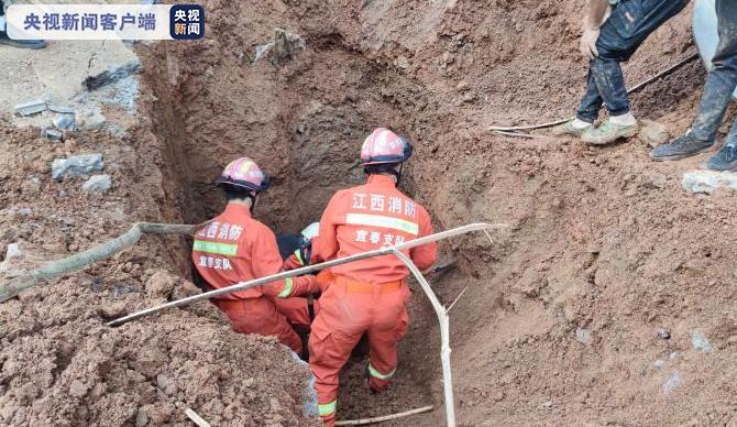 江西宜春一工地塌方致1人被埋 消防刨土紧急救援