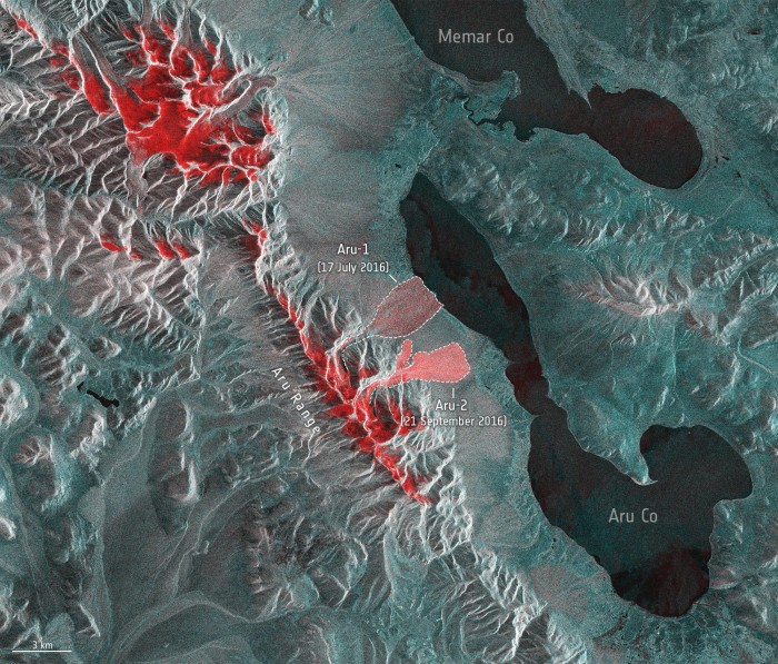 图为西藏地区出现过的一次冰川雪崩，这张基于哥白尼哨兵一号任务数据的图片，显示了这两次雪崩后留下的痕迹。