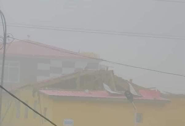 强沙尘暴导致蒙古国戈壁阿尔泰省居民房屋受损