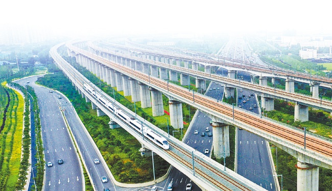 列车正在进入郑州高铁东站(5月19日摄)(记者 聂冬晗 摄)