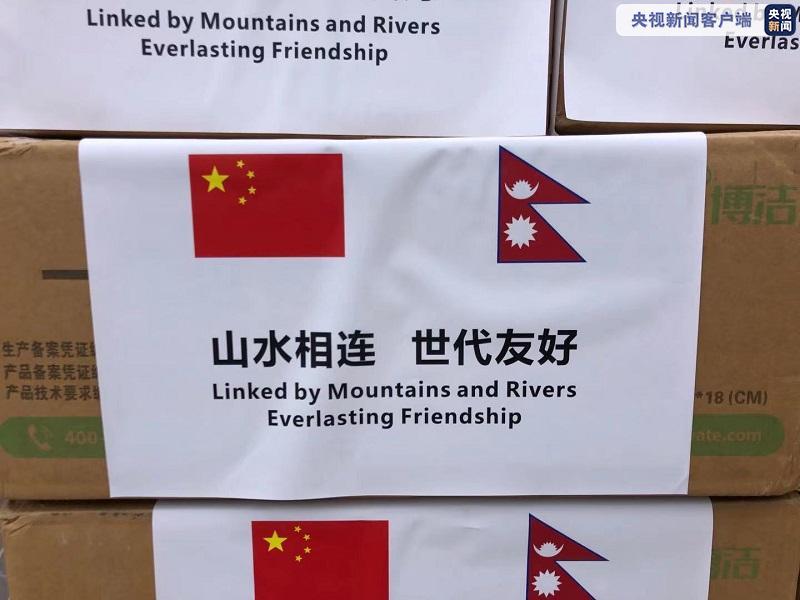 中国援助尼泊尔3万升罐装液态氧800个满装氧气瓶等物资