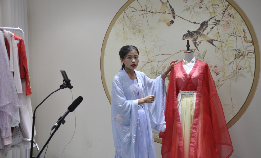 &nbsp;曹县大集镇村民直播卖汉服,来源:菏泽市商务局,曹县电商办