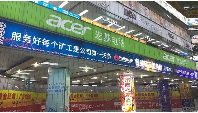 两条标语构成一个“T”字造型 黄琼/摄