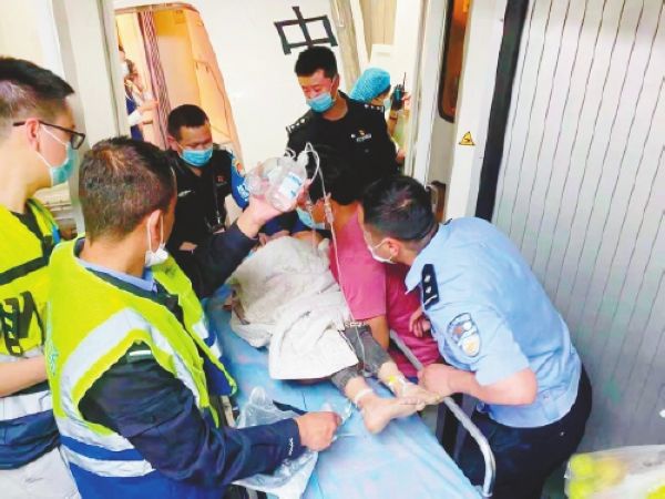 和田机场工作人员和家属合力将断臂男孩送上飞机。（孟珊/摄）