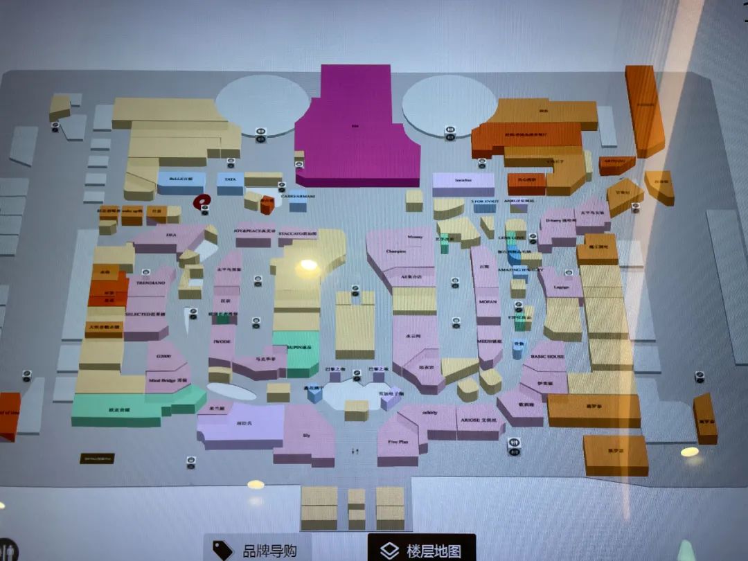 商场动线之外,皇庭广场的停车场也被广大消费者疯狂吐槽.