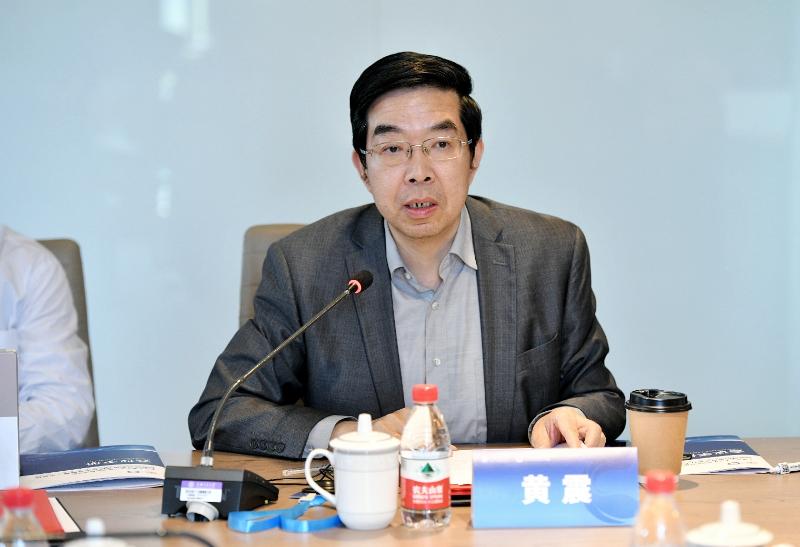 黄震在致辞中表达了对低碳学院的殷切期望,希望在战略顾问委员会的