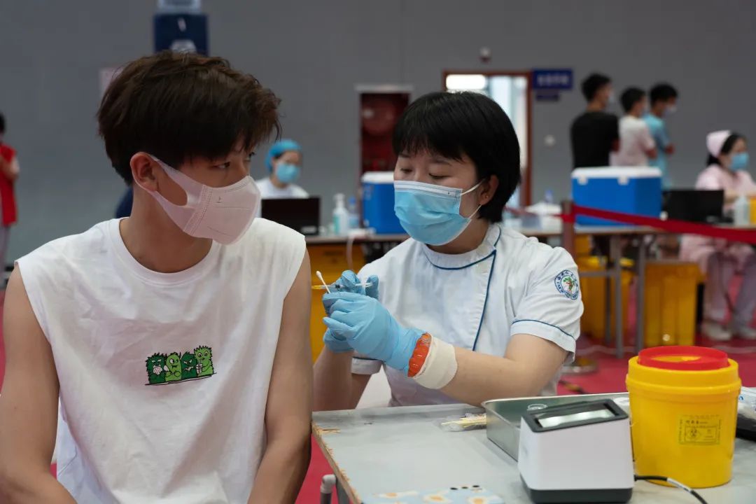 全面接种直击长安大学北校区新冠疫苗接种现场
