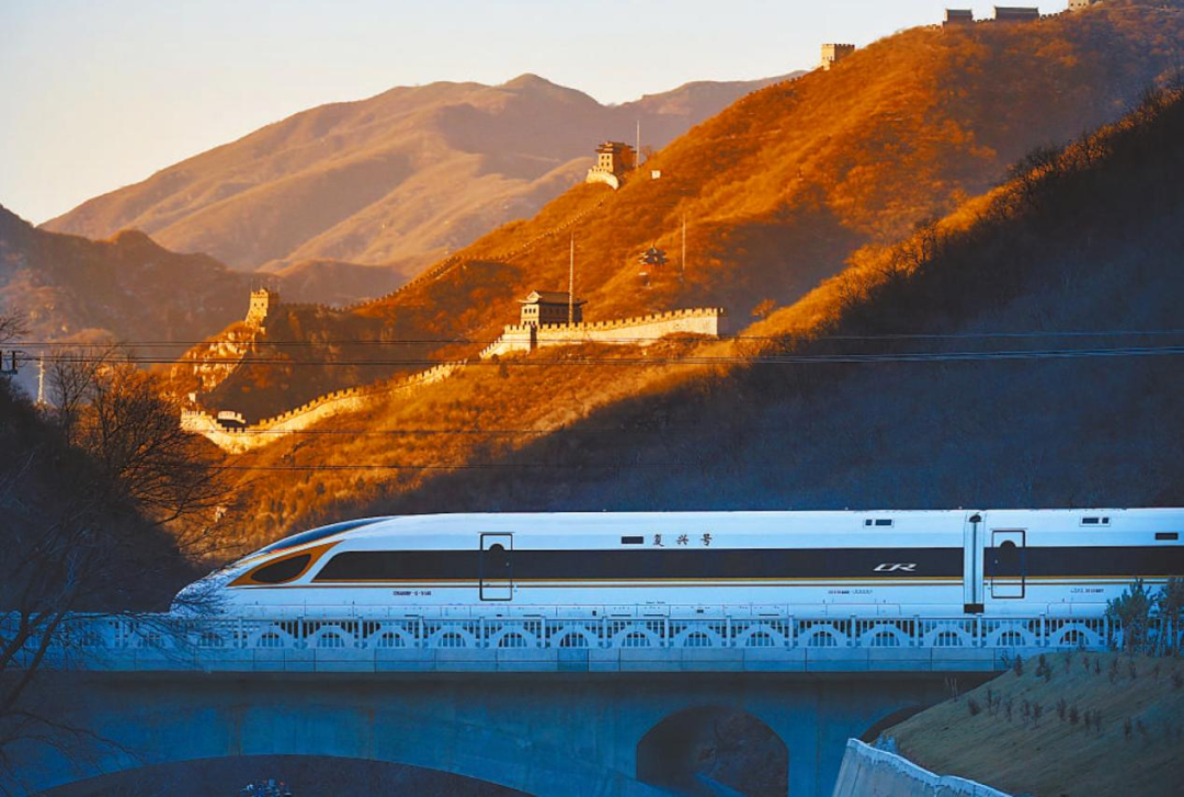 图为中国第一条世界先进水平,智能化高速铁路京张高铁.