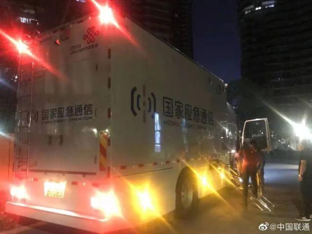 ▲中国联通应急中心工作人员现场调设备
