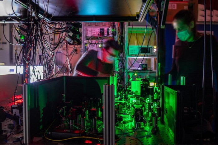 量子网络节点之一，反射镜与滤光片将激光束引导至钻石芯片。