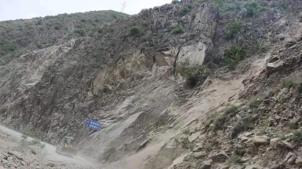 受地震影响 甘肃甘南州迭部县九龙峡路段持续发生山体落石