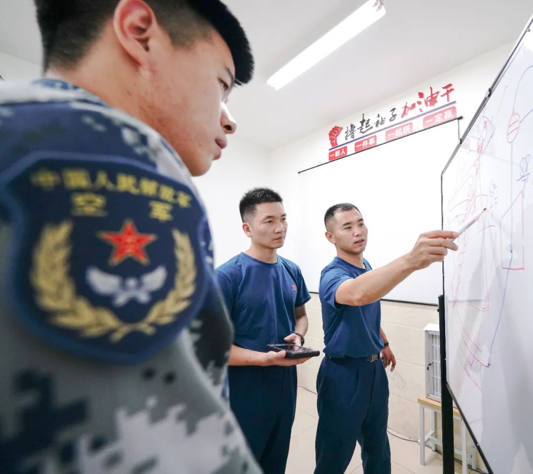 南部战区空军组织"多兵种,多机型"实战训练|飞行员|雷鸣_新浪军事