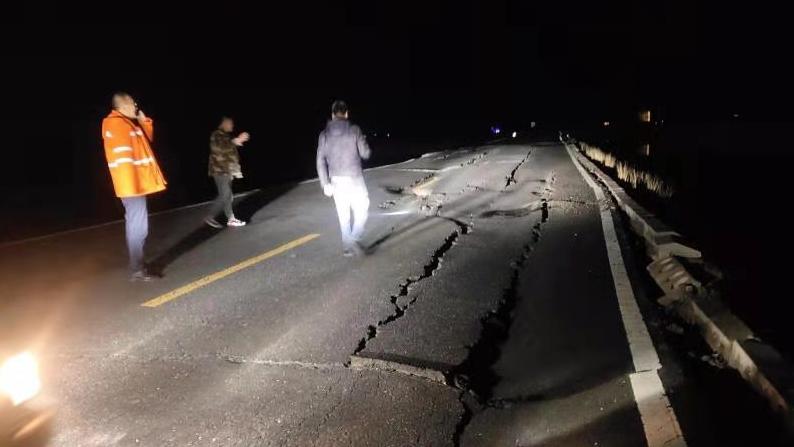 青海果洛州玛多县发生7.4级地震 受此影响部分交通道路管制