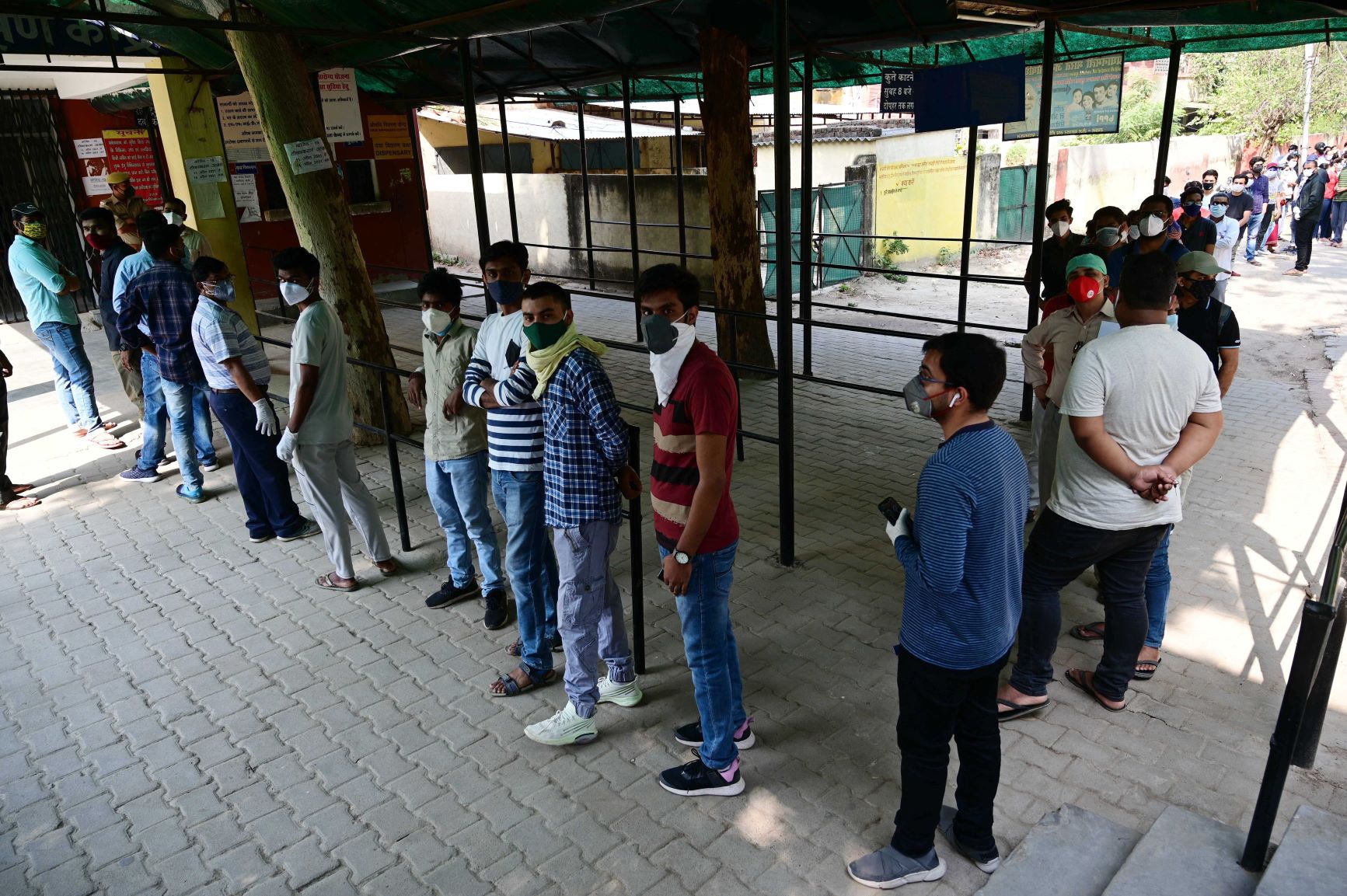 资料图:印度民众排队接种新冠疫苗