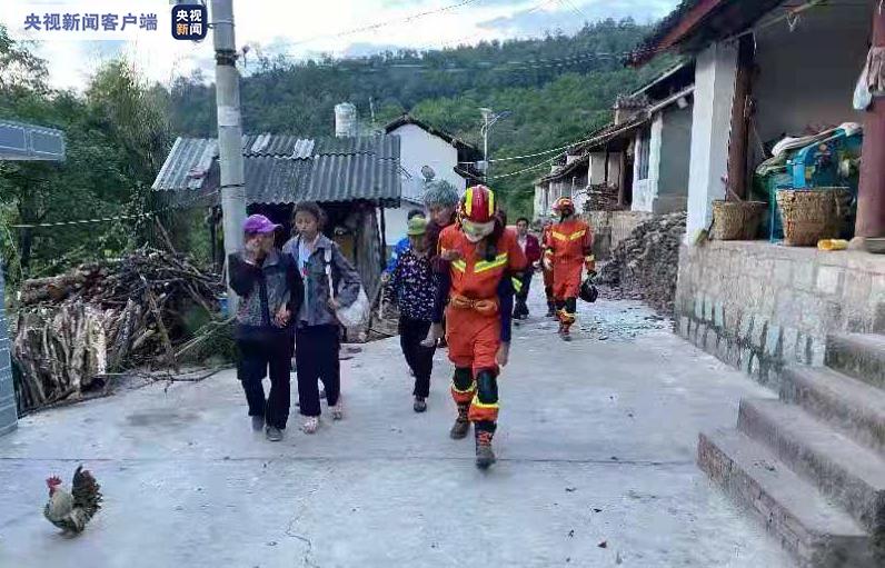 云南​消防救援队从漾濞地震灾区成功救出17人 转移541人