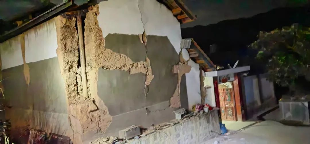 云南大理州漾濞县地震灾区有房屋出现墙体开裂（5月22日摄）。图片来源：新华社