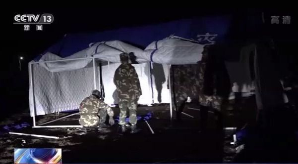 抗震救灾 青海武警总队官兵连夜完成近400顶帐篷架设