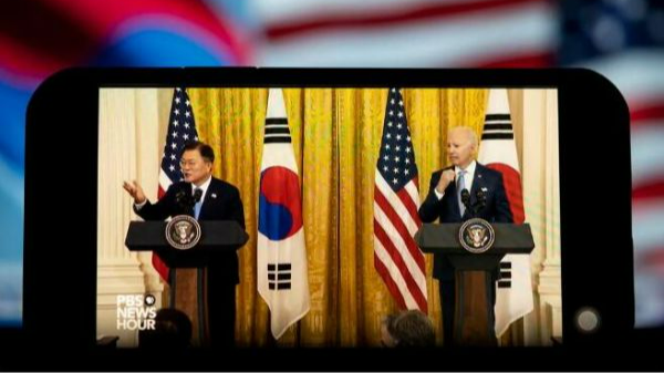 这是5月21日拍摄的美国总统拜登与到访的韩国总统文在寅在白宫举行联合记者会的视频直播画面。（新华社记者 刘杰 摄）