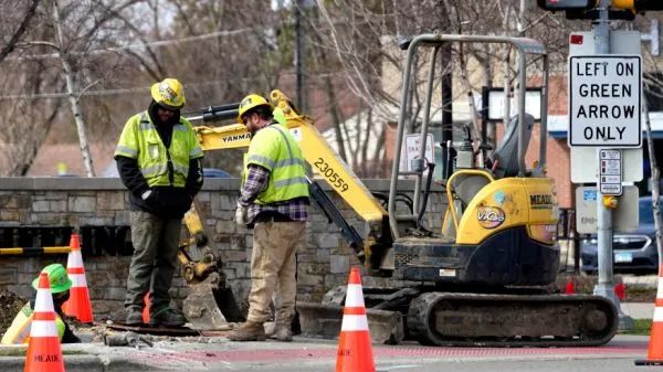 ▲ 3月31日，在美国伊利诺伊州惠灵，工人们正在进行道路施工。美联社