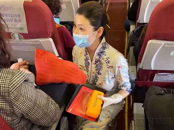 海南航空乘务员为旅客提供服务