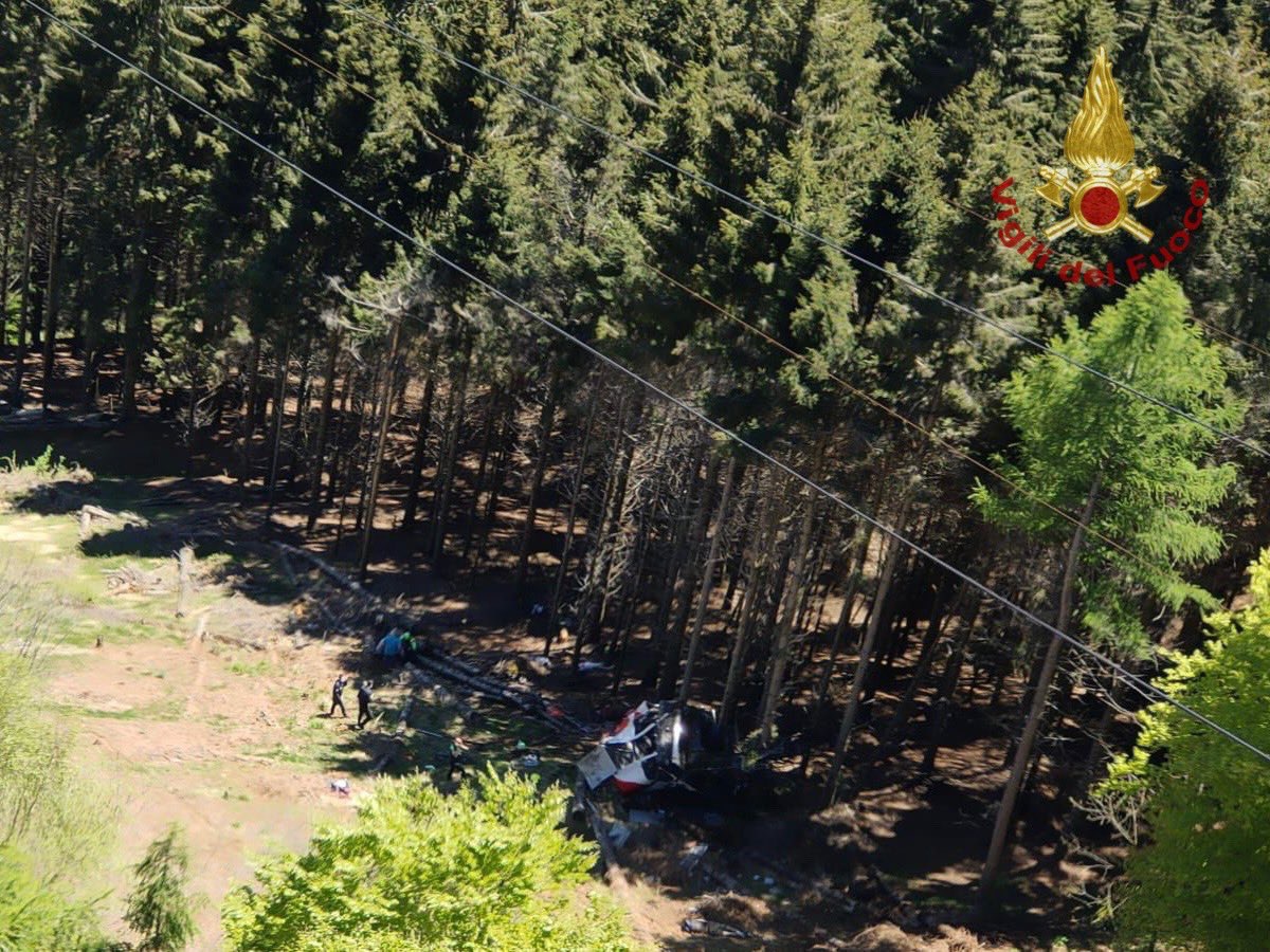意大利北部缆车轿厢坠落 造成至少8人遇难