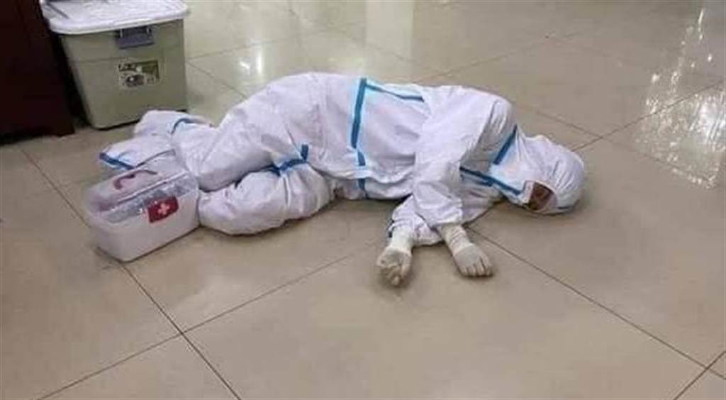 疫情医护人员睡在地上图片