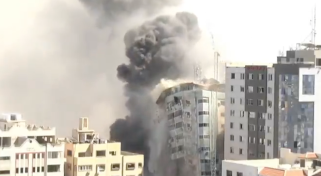 以色列国防军轰炸加沙半岛电视台美联社等媒体所在大楼（视频截图）