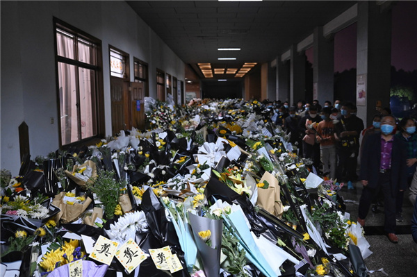 图集民众明阳山殡仪馆深夜悼念袁老碗中有米心中有您