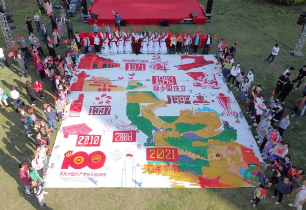 图说:党员群众共同绘就《忆峥嵘岁月,绘璀璨"红"图》百米画卷.