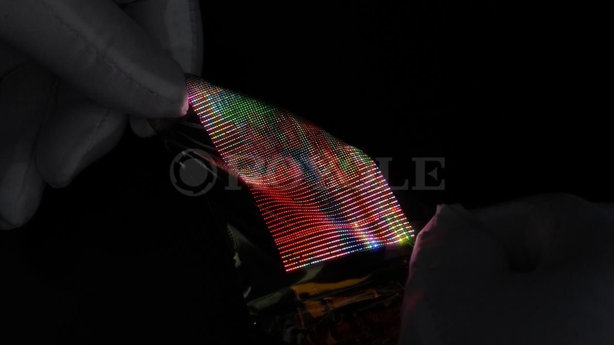 橡皮筋一样伸缩自如柔宇科技展示microled弹力柔性屏技术