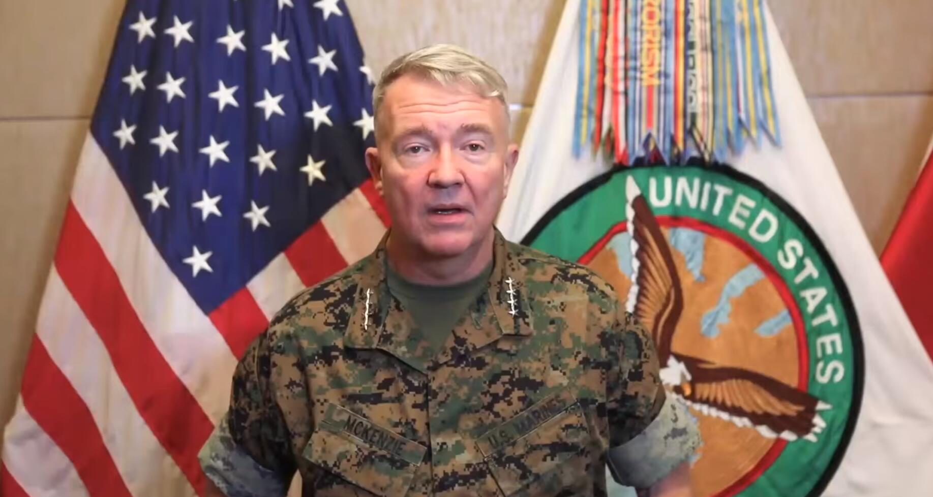 发布讲话时的美国海军陆战队四星上将弗兰克·麦肯齐(视频截图)