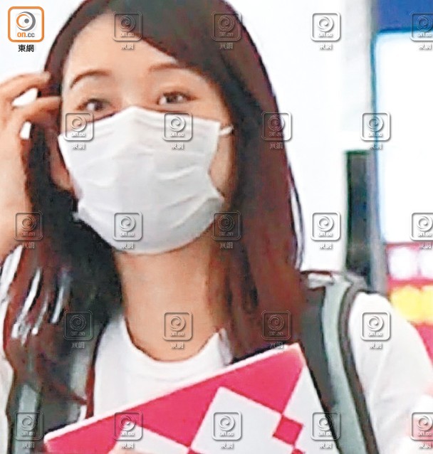 “爆眼女”现身机场（东方日报）