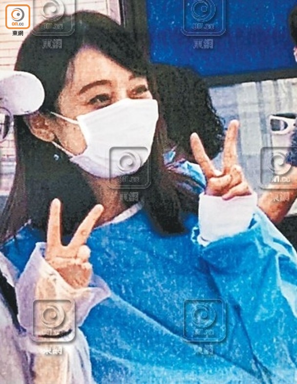 “爆眼女”现身机场（东方日报）
