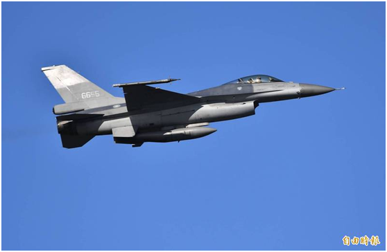 已涂掉队徽及“太阳神”图腾的第五联队F-16A战机。图自《自由时报》