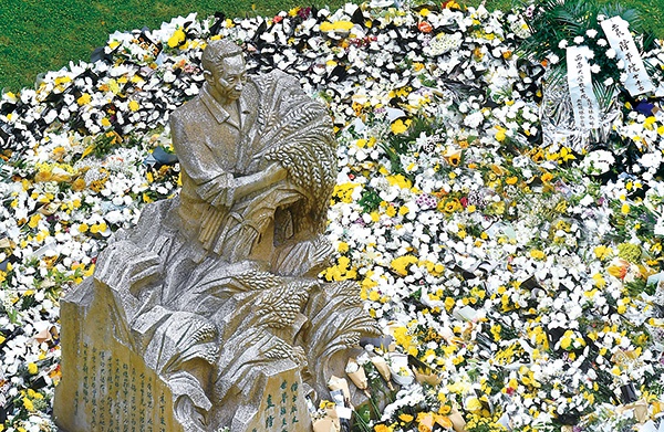 群众来到湖南杂交水稻研究中心悼念袁隆平院士,向袁隆平院士遗像献花