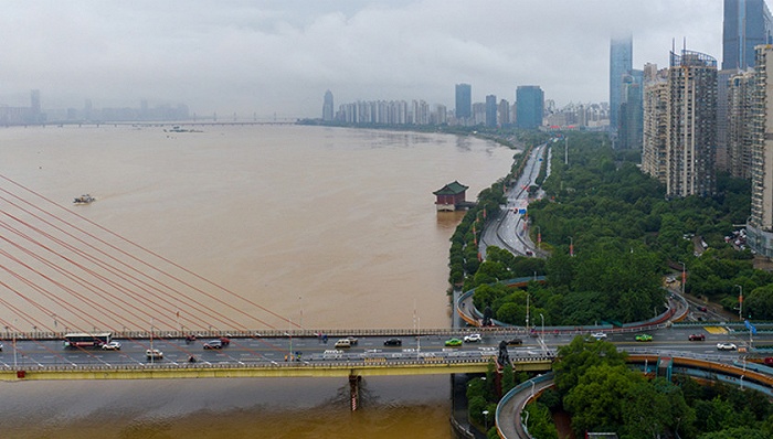 南昌市赣江八一桥水域汛情。图片来源：视觉中国