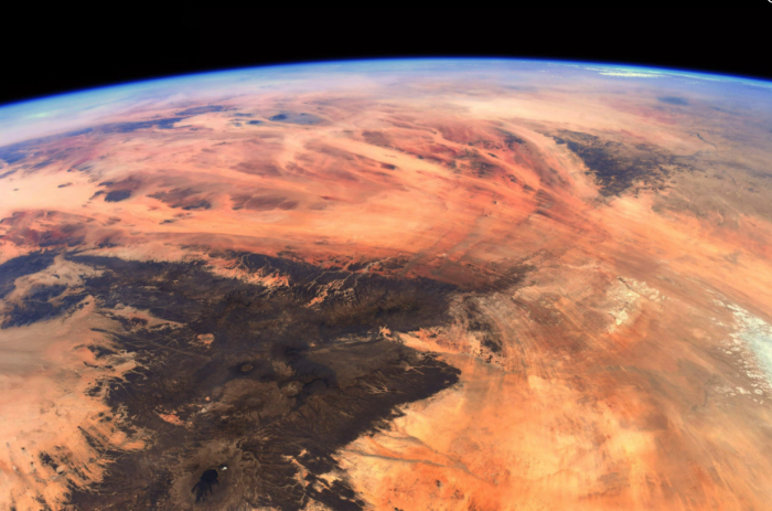 宇航员从国际空间站拍下一张地球看起来像火星的照片