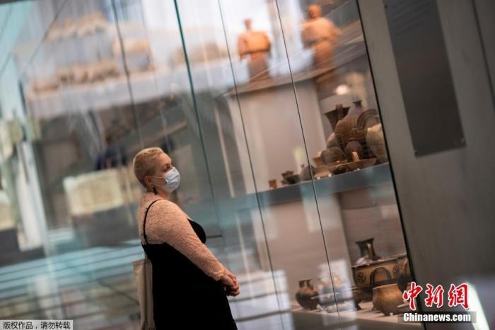 当地时间2021年5月14日,希腊雅典,雅典卫城博物馆重新向公众开放。图为游客参观展品。