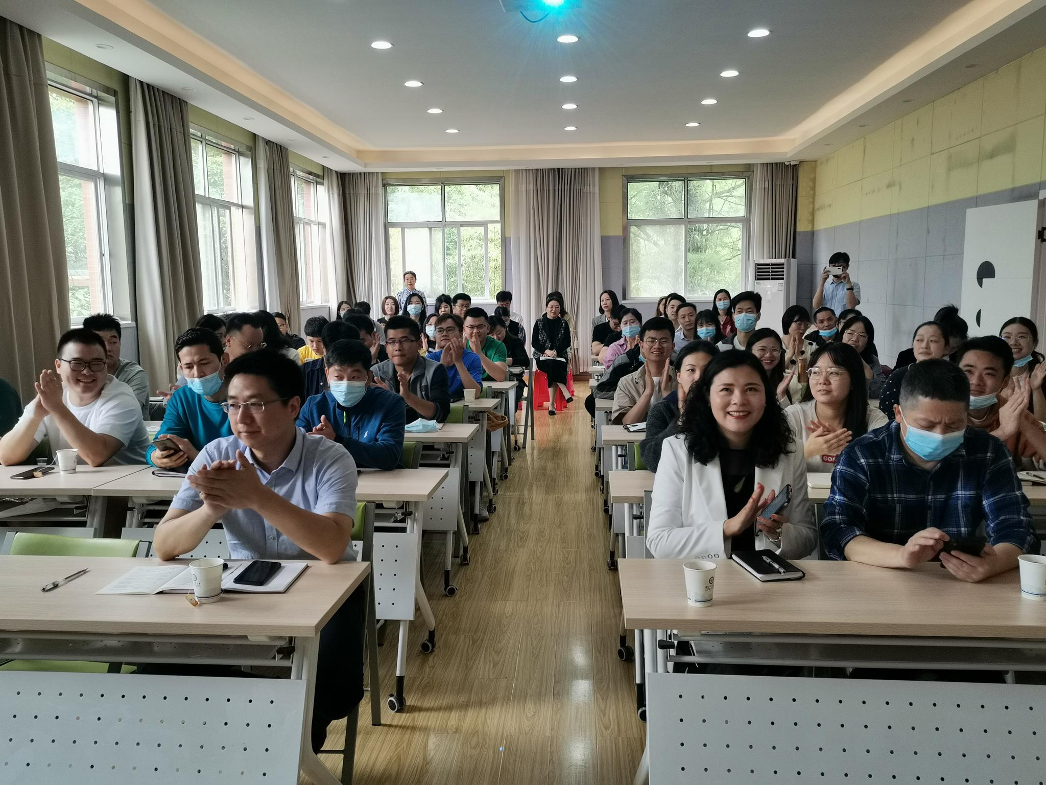 暖心行动心理专家转变角色走上高校讲台