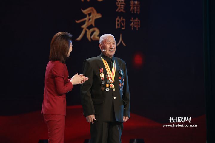 抗美援朝"英雄连长"李银君老人(92岁)在报告会现场