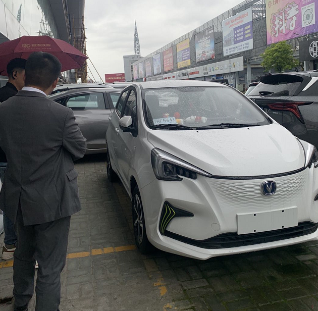 长安汽车4S店停着暂时无法上牌的电动车（梅双/供图）