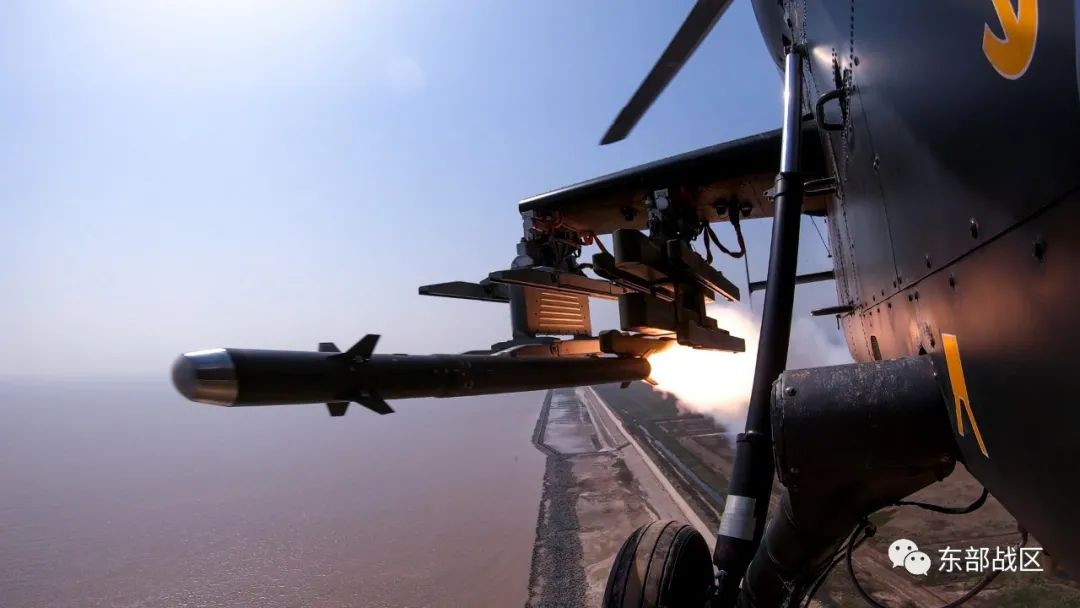 武装直升机发射空空导弹.