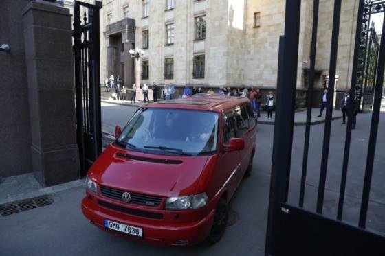 △4月19日，捷克驻俄罗斯大使馆员工乘车离开（图片来自美联社）
