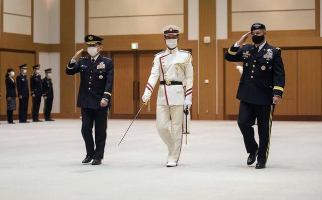 迪金森于2021年5月21日在东京访问日本防卫省期间阅兵（图源：外媒）