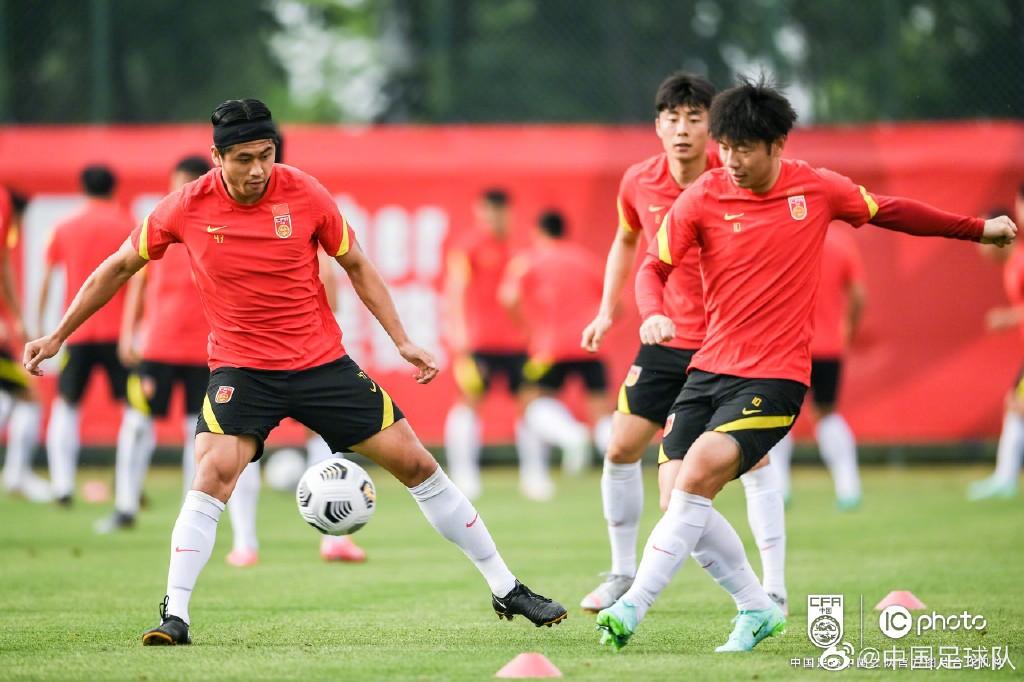 27日下午,中国国家男子足球队继续进行场地训练 图据中国足球队微博