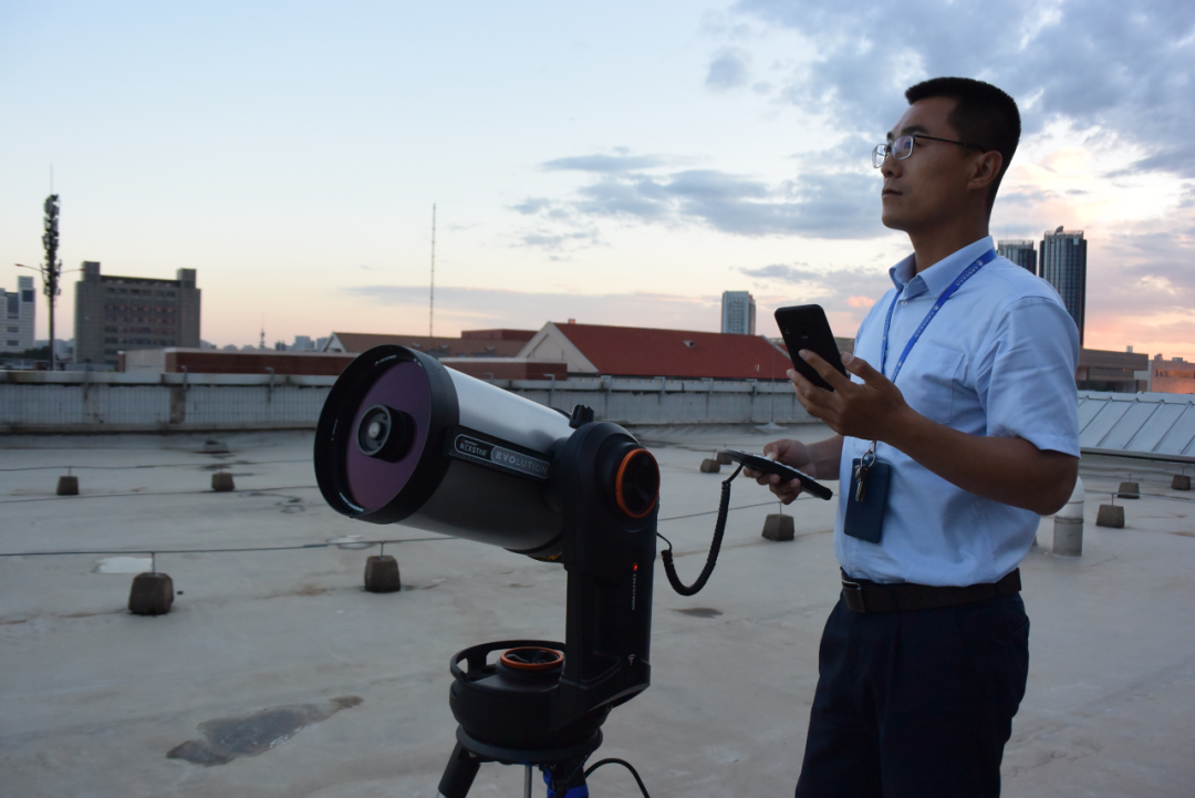 昨晚,"月姑娘"真的羞红了脸庞!|天文爱好者_新浪财经_新浪网