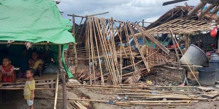 缅甸若开邦难民营上百间房屋被飓风摧毁