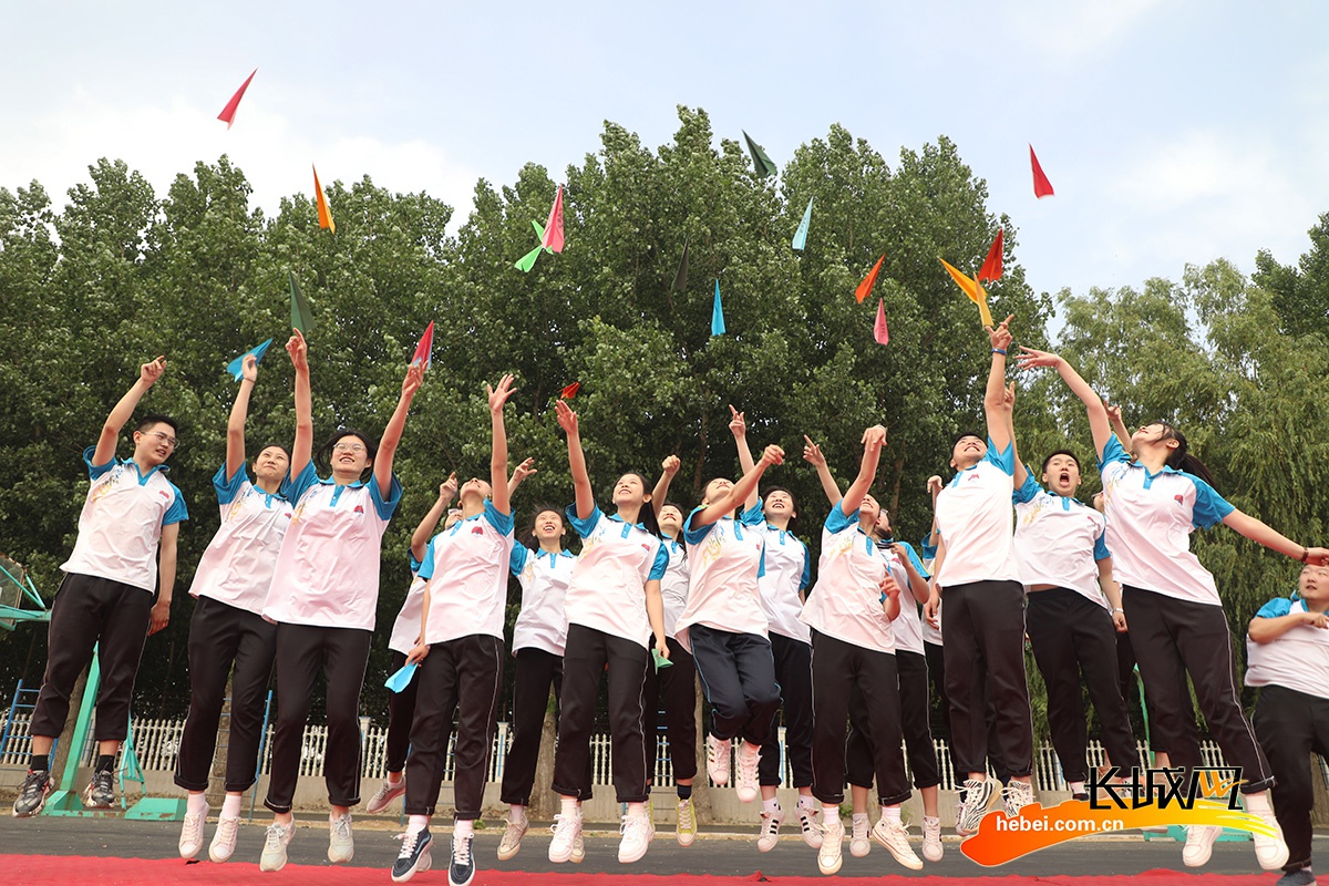 丰润区王官营中学高三学生放纸飞机,舒缓心情.朱大勇 摄