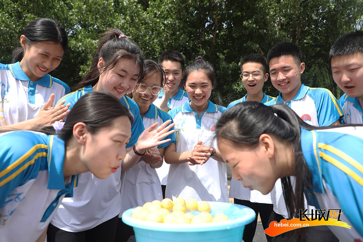 丰润区王官营中学高三学生在进行吹乒乓球比赛.朱大勇 摄