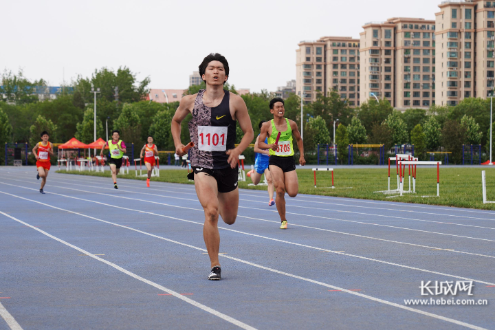 运动员们在赛场上奋力拼搏.张文婧摄